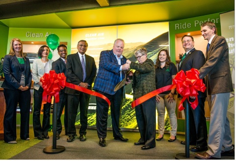 Brian Kesseler, Chief Operating Officer, Tenneco, and Dr. Lou Anna K. Simon, President, Michigan State University, dedicated a renovated residential workspace for first year students in the university's College of Engineering. (Photo: Business Wire)