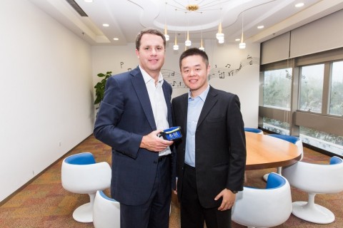 Walmart CEO Doug McMillon announced a strategic investment in New Dada with Philip Kuai, CEO of New Dada. The investment is an extension of Walmart's alliance with JD.com and will offer customers in China two-hour delivery on groceries ordered from Walmart stores through the JD Daojia Dada app. (Photo: Business Wire)