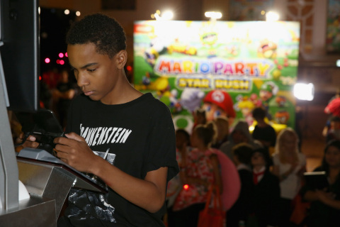 In this photo provided by Nintendo of America, actor Terrell Ransom Jr. plays a friendly round of competition in the Mario Party Star Rush game with guests at Starlight Children’s Foundation’s “Dream Halloween” event on Oct. 22 in Los Angeles. Available for the Nintendo 3DS family of systems starting Nov. 4, Mario Party Star Rush is packed with modes that players of all ages will love. The rapid-fire party game lets players think fast, play fast and have a blast. (Photo: Business Wire)