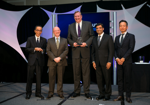 Tom Greenwood (center), president, and Ranju Arya (second from right), global director of the Nissan account, accept the Nissan 2016 Regional Monozukuri Spirit Award on behalf of PPG Kansai Automotive Finishes from Nissan Motor Co. officials (from left) Yasuhiro Yamauchi, executive vice president, purchasing; John Martin, senior vice president, manufacturing, purchasing and supply chain, North America; and Hiroki Hasegawa, vice president, purchasing and Renault Nissan Purchasing Organization. (Photo: Business Wire)