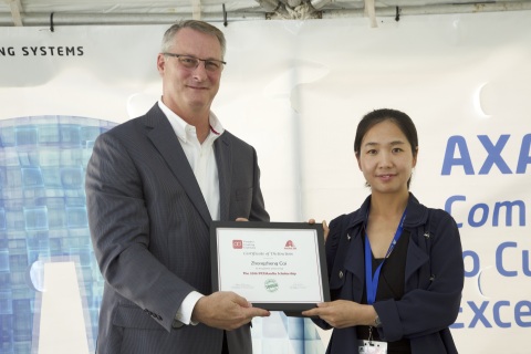 Michael Cash, Axalta President, Industrial Coatings, presents Zhongzheng Cai with the 2016 Axalta Achievement Scholarship (Photo: Axalta)