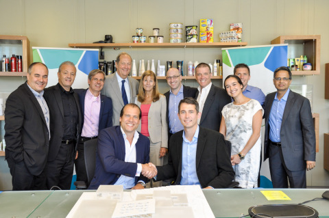 Unilever and Convoy sign the transportation partnership agreement. Seated, from left: Kees Kruythoff - President of Unilever North America, Dan Lewis - CEO of Convoy; Standing, from left: Seref Alptekin, Camille Chammas, Reginaldo Ecclissato, Senator Bill Bradley, Wendy Herrick, Grant Ries, Jonathan Atwood, Tinsley Corbett, Matthew Algar, Ramesh Daga (Photo: Business Wire)