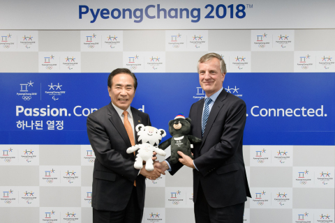 From left: Hyungkoo Yeo, Executive Vice President and Secretary General of the PyeongChang Organizing Committee for the 2018 Olympic and Paralympic Winter Games; Vivian Lines, Global Vice Chairman and Asia-Pacific Chairman, Hill+Knowlton Strategies with PyeongChang 2018 mascots (Photo: Business Wire)