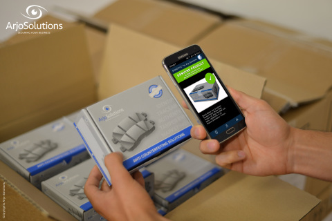 SAFE, la première application smartphone dédiée aux consommateurs permettant de vérifier l'authenticité d'un produit grâce à sa matière, telle une empreinte digitale (Photo: Business Wire)
