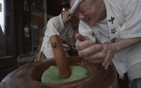 Images du film [Riz pilé à grande vitesse : Nakatanidou] : dans cette boutique populaire de fabrication de gâteaux au riz yomogi-mochi, deux artisans pilent du riz avec grande précision et vitesse pour former un mochi. (Photo : Business Wire)