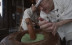 Imágenes del video [Molido de mochi a gran velocidad: Nakatanidou]: En esta popular tienda de pasteles de arroz yomogi-mochi, dos artesanos muelen el arroz con gran precisión y velocidad para un pastel de arroz. (Foto: Business Wire)
