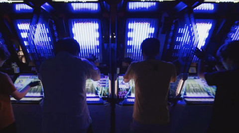 Images from the movie [Video arcade] Gamers who show overwhelming skills under neon light. Have they become a tourist attraction? (Photo: Business Wire)