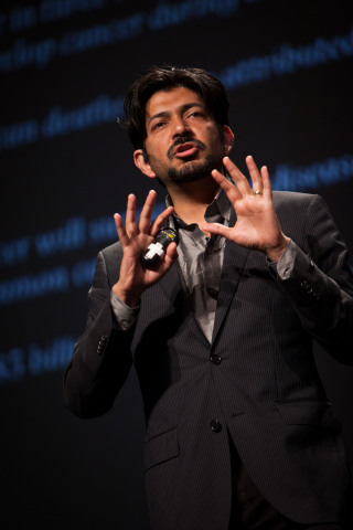 Novocure has sponsored Pulitzer Prize-winning author Dr. Siddhartha Mukherjee as the keynote speaker of 21st Annual Scientific Meeting of the Society for Neuro-Oncology on Nov. 19, 2016, in Scottsdale, Arizona. (Photo: Business Wire)