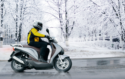 Ook voor motorrijders geldt: Winterbanden hebben al voordelen bij natheid en gladheid. (Photo: Business Wire)