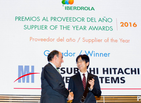 Ignacio S. Galán de Iberdrola presenta el premio al Proveedor del Año a Koji Hasegawa de MHPS. (Fotografía: Business Wire)

