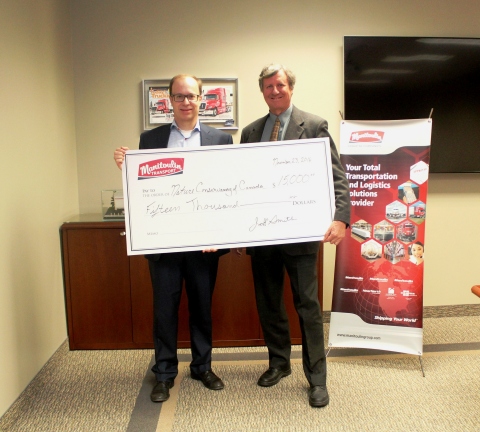 Jeff Smith (left),executive vice-president, Manitoulin Transport and Manitoulin Group of Companies presents cheque to John Grant, program director, midwestern Ontario, Nature Conservancy of Canada.
(Photo: Business Wire)
