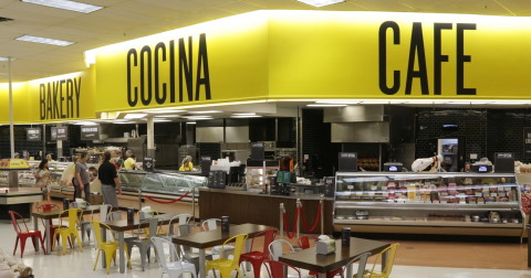 Each Fresco y Más store includes a new “Cocina” (kitchen), offering daily specials of freshly prepared family favorites made from scratch, along with a café seating area, which serves authentic Hispanic breakfast, pastries, drinks and hot and cold sandwiches. (Photo: Business Wire)