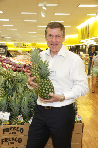 Ian McLeod, el Presidente y CEO de Southeastern Grocers, parado en el departamento renovado de frutas y legumbres en Fresco y Más. (Photo: Business Wire)