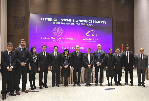 Thailand's senior government officials, led by Deputy Prime Minister Somkid Jatusripitak, and Alibaba Group's management team, led by Executive Chairman Jack Ma, attending the signing ceremony of an agreement to help Thai SMEs succeed in e-commerce (Photo: Business Wire)