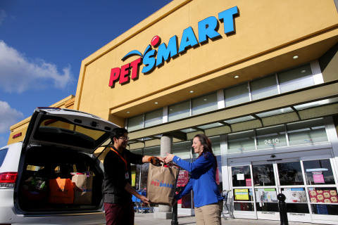 PetSmart is giving a great gift this holiday season - free Same-Day Home Delivery Service on PetSmart.com orders Dec. 17-24 for online shoppers in the Washington, D.C., metro area. The Same-Day service is also made possible in 16 additional metro areas across the U.S. through the retailer's collaboration with Deliv. For Same-Day Service, orders received online are fulfilled through local PetSmart stores in the 17 local metro areas, and Deliv drivers pick up the orders and deliver them that same day to the pet parent's home. For added convenience during this week of last-minute shopping, Same-Day delivery for orders placed now through Christmas Eve include the service complimentary from PetSmart. The eleventh-hour shopper is even covered, with orders placed by 2 p.m. Christmas Eve day delivered by 6 p.m. via PetSmart's partner, Deliv. For the Same-Day service, PetSmart utilizes its stores in the local community as fulfillment resources, an efficient approach in online retail. Seen here, a Deliv driver partner is aided by a PetSmart store associate while loading an order in his car. (Photo: Business Wire)