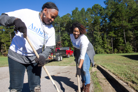 Anthem associates roll up their sleeves during Anthem Volunteer Days to support local communities across the country. (Photo: Business Wire)