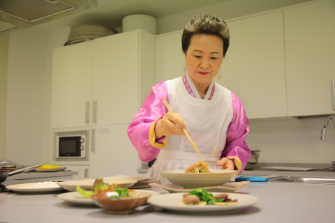 "Korean Fermented Condiments" presented by the Korean Food Foundation earned recognition at 'Madrid Fusion 2017'. Chairman Sook Ja Yoon of the Korean Food Foundation lectured at the Korean cooking class in the Korean Cultural Center, Madrid in Spain. In addition to its event at Madrid Fusion 2017, the Korean Food Foundation offered a Korean food cooking class for the local people and media at the Korean Cultural Center in Spain allowing visitors to fully 'experience' Korean cuisine versus simply 'visiting' it. (Photo: Business Wire)