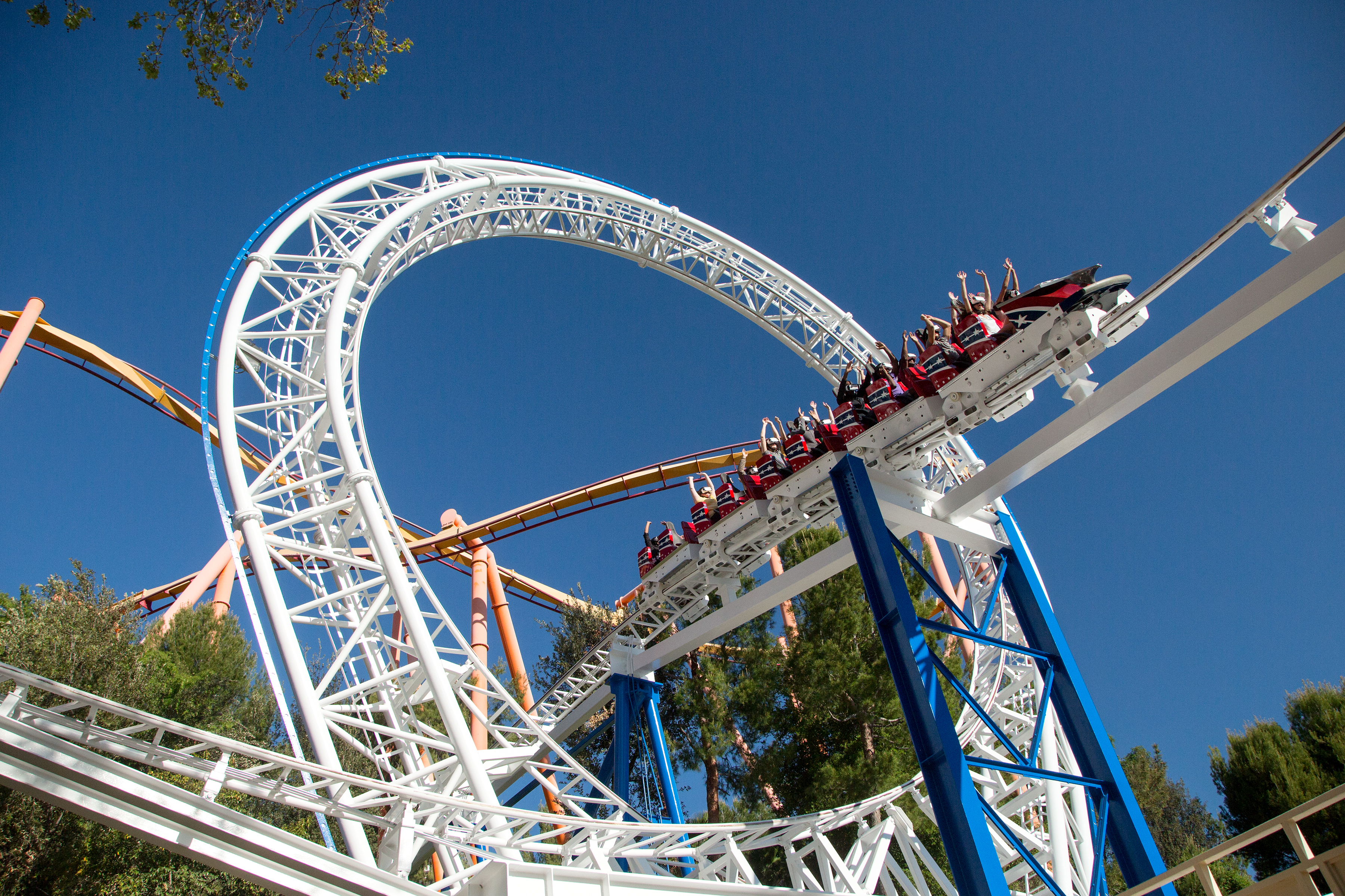 Самое развлечение. Парк развлечений Six Flags США. Six Flags Magic Mountain Лос-Анджелес. Американская горка «Twister Coaster». Парк Маяковского аттракционы 2023 американские горки.
