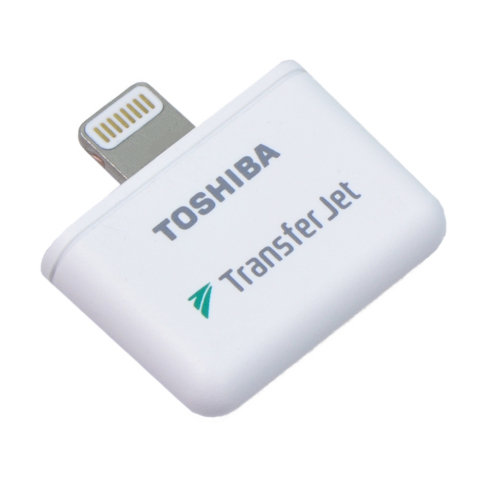 東芝：TransferJet(TM)対応アダプタ(iPhone / iPad / iPod対応)　「TJ-LT00A」（写真：ビジネスワイヤ）