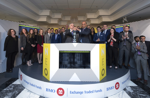 Kevin Gopaul, chef, Gestion mondiale d’actifs Canada, et chef, Fonds négociés en bourse et chef des placements, chez BMO Asset Management Inc. (« BMO AM »), s’est joint à Jos Schmitt, président-directeur général, Aequitas NEO Bourse Inc. (« NEO Bourse »), pour ouvrir le marché, célébrant le lancement de six fonds négociés en bourse (FNB) de BMO qui ont commencé leur cotation sur la NEO Bourse ce jour. Créée en juin 2009, l’activité FNB de BMO Financial Group est un leader du marché des FNB au Canada. Les six fonds du Trésor américain comprennent: FNB indice des obligations du Trésor américain à long terme BMO (ZTL, ZTL.U); FNB indice des obligations du Trésor américain à moyen terme BMO (ZTM, ZTM.U); et FNB indice des obligations du Trésor américain à court terme BMO (ZTS, ZTS.U). (Photo: Business Wire)
