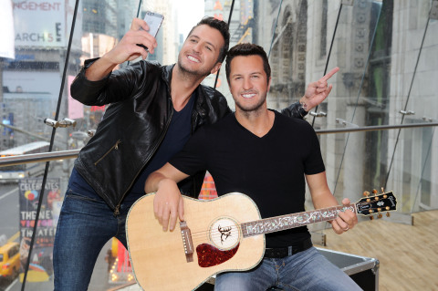Luke Bryan takes selfie with his first ever Madame Tussauds wax figure slated to appear at the Nashville attraction on April 14 (Photo: Business Wire)