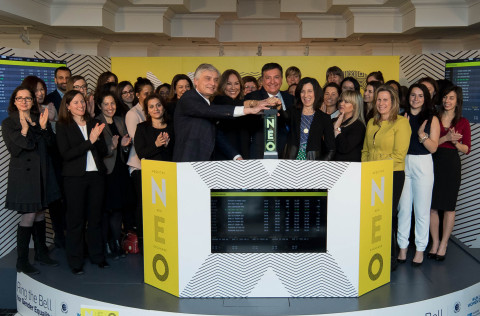 Toronto - 8 mars 2017 – Représentants des partenaires de l’initiative Ring the Bell for Gender Equality, notamment la coresponsable de l'antenne canadienne de Women in ETFs, Deborah Frame, qui s'est jointe à Jos Schmitt - président et CEO d’Aequitas NEO Exchange Inc., pour ouvrir la NEO Bourse en l’honneur de la Journée internationale des femmes 2017. L’honorable Charles Sousa – ministre des Finances de l'Ontario, Som Seif - fondateur et CEO de Purpose Investments, Carrie Kirkman - présidente de G(irls)20 et Mariefaye Bechrakis – consultante des droits de l'homme et de l'égalité entre les sexes, Pacte mondial des Nations Unies, ont rendu hommage à cet événement par leur participation. Cette troisième édition, organisée par Women in ETFs et UN Women, a mis l'accent sur le thème « Les femmes au travail ». (Photo: Business Wire)