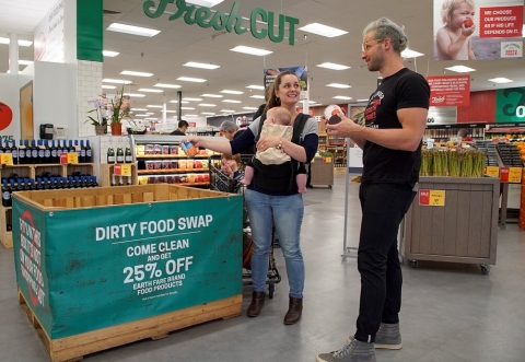 To further support its commitment to providing healthy food for everyone, Earth Fare will donate one dollar to local food banks in the 39 communities it serves each time a customer participates in the food swap. (Photo: Business Wire)