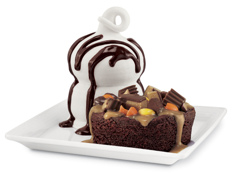 The new DQ Bakes!® menu item Reese’s Extreme Brownie a la Mode hot-from-the-oven. (Photo: Business Wire)