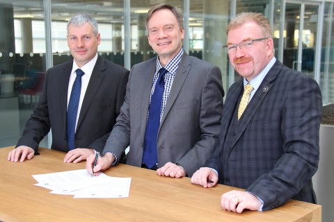 Left to right: Stephen Hardy, Nuclear Regulation Group Manager at Environment Agency; Richard Savage, Chief Nuclear Inspector at ONR; Ash Townes, Moorside project director at Westinghouse. (Photo: Business Wire)
