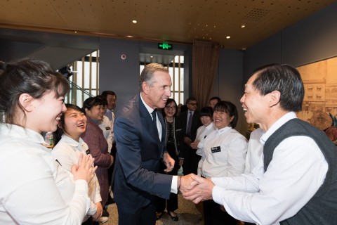 Starbucks China partners (employees) and their families with Howard Schultz, Starbucks executive chairman, at the fifth Starbucks Partner Family Forum in Beijing. (Photo: Business Wire) 