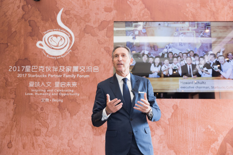 星巴克执行董事长Howard Schultz在于北京举行的第五期星巴克伙伴家庭论坛上向伙伴（员工）及其家属讲话。在该论坛上，星巴克宣布推出“星巴克中国父母关爱计划”。（照片：美国商业资讯）