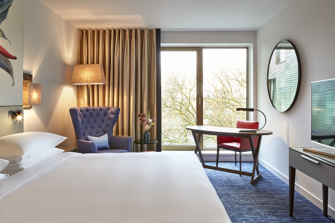 Inspired by the invigorating greenery of the hotel’s surroundings that is home to leafy boulevards, the city’s botanical garden and ARTIS Amsterdam Royal Zoo, each guestroom is elegantly decorated with blooming floral and botanical artwork. (Photo: Business Wire)