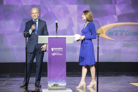 Special guests at the grand opening of RagingWire's TX1 Data Center, Roger Staubach, sports legend and business icon (left), and Shelly Slater, Emmy Award news anchor (right), discuss the importance of data centers in the economy of the Dallas-Fort Worth metroplex and our lives. (Photo: Business Wire)