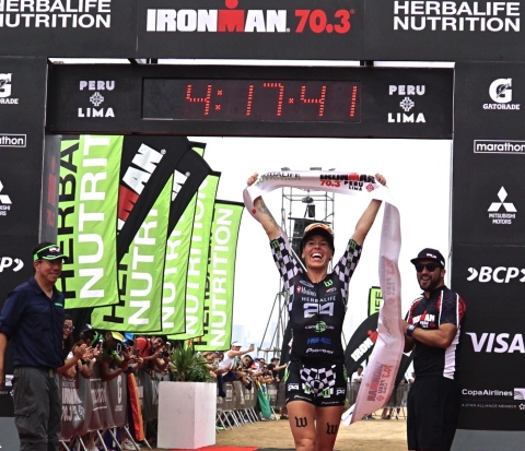 Heather Jackson, triatleta patrocinada pela Herbalife Nutrition, vence a competição IRONMAN 70.3 do Peru e doará a receita para ajudar peruanos afetados pelas enchentes. “O povo do Peru me inspirou, e a Herbalife Nutrition me impulsionou durante a corrida”, disse Jackson. “Sinto-me sempre muito agradecida pela oportunidade de competir e, entretanto, milhares de pessoas perderam suas casas. O Peru, a Herbalife Nutrition e toda a comunidade da Herbalife Nutrition contribuíram tanto para a minha vida, em tantos aspectos, que o mínimo que eu posso fazer é retribuir para este maravilhoso país”. Jackson terminou a corrida em 4 horas, 12 minutos e 41 segundos. Sua próxima corrida será a IRONMAN em Chattanooga, Tennessee, no dia 21 de maio. (Foto: Business Wire)