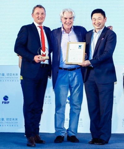 Roman Kupper (Doehler), Greg Abbott (IDC), Li Xin (IDC) receiving the Marking Award, Shanghai, China. (Photo: Business Wire)
