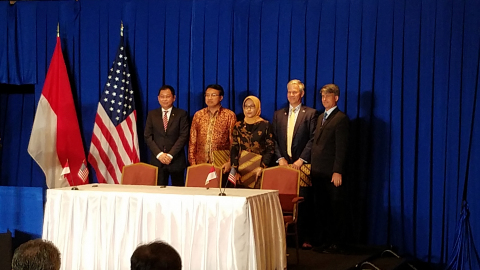 Bob Kraft, President & CEO of Powerphase, with representatives from the Indonesian Ministry of Energy & Natural Resources, the US State Department and the Indonesian electric power industry.
(Photo: Business Wire) 