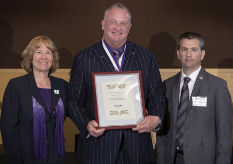 Arrow Electronics CEO Mike Long (center) receives the Distinguished Alumni Award for Professional Achievement from the University of Wisconsin-Whitewater. (Photo: Business Wire)