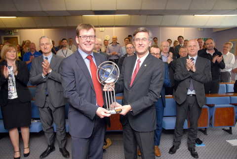 VP & Managing Director, UK and Middle East Region Mick Gornall accepts the Quest for ZERO award from Interim President and CEO José Emeterio Gutiérrez. (Photo: Business Wire)
