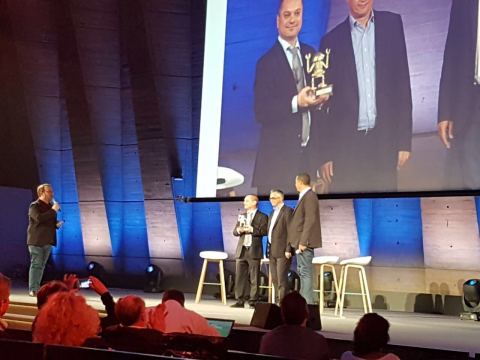 Sixgill CEO Avi Kasztan accepts award for being among the top ten most innovating and promising digital initiatives of the year. (Photo: Businesswire)