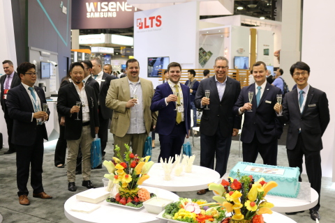 IDIS co-founder and president Dr. Albert Ryu (r.) celebrates the company's 20th Anniversary with IDIS America executives and honored partners and customers at the IDIS 2017 ISC West show in Las Vegas, NV. (Photo: Business Wire)
