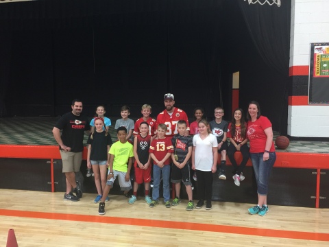 Kansas City Chiefs tight end Travis Kelce with students and teachers at Oak Grove Elementary School following a dedication ceremony for the school’s recently refurbished gymnasium. UnitedHealthcare donated $20,000 to Kelce’s Dreambuilders Foundation, which funded the refinishing of the gym’s floor and new paint during the students’ recent spring break (Photo: Garrett Kasper/UnitedHealthcare).