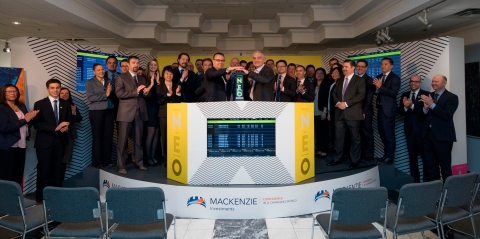 Mackenzie Financial Corporation (« Mackenzie Investments »), y compris le Vice-Président principal de Mackenzie Investments et le Directeur des Fonds Négociés à la Bourse, Michael Cooke, se sont joints à Jos Schmitt, Président Directeur Général, Aequitas NEO Exchange Inc. (« NEO Exchange » ou « NEO »), pour sonner l'ouverture du marché, en guise de célébration du lancement de leur nouveau FNB sur NEO. Le FNB à revenu fixe et à rendement élevé Mackenzie Global (MHYB) est le cinquième fonds dans la gamme de FNB à revenu fixe actifs à être lancé sur les marchés publics, et le premier à être lancé sur NEO. MHYB a commencé à se négocier sur NEO le 26 avril 2017, coïncidant ainsi avec le premier anniversaire du secteur FNB de Mackenzie. Mackenzie Investments devient le cinquième fournisseur de FNB à être coté sur NEO. (Photo: Business Wire)