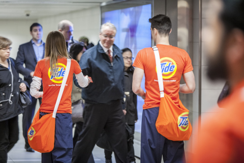 This morning, NEW Tide PODS Plus Downy helped treat Toronto commuters better by handing out complimentary tokens at Union Station (Photo: Business Wire)