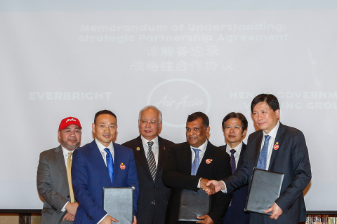 AirAsia Executive Chairman Datuk Kamarudin Meranun, Everbright Financial Investment Holding Executive Director and President Wang Weifeng, Malaysian Prime Minister Datuk Seri Najib Tun Razak, AirAsia Group CEO Tan Sri Tony Fernandes, China Everbright Group Vice Chairman and President Gao Yunlong, 
Henan Airport Group Vice Chairman and President Li Weidong (Photo: Business Wire)