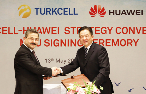 Turkcell Chairman of the Board of Directors Mr. Ahmet Akça and Huawei Senior Vice President Mr. Tian Feng (Photo: Business Wire).
