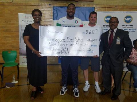 Redona Williams, Townsend Elementary School principal; Jayrone Elliott, Green Bay Packers linebacker; Dustin Hinton, CEO and president, UnitedHealthcare of Wisconsin; and Dr. Reginald Lawrence II, regional superintendent, Milwaukee Public Schools, announced UnitedHealthcare’s $11,000 donation to Elliott’s Dreambuilders program at Townsend Street School in Milwaukee. The donation will be used to fund Blessings in a Backpack, a national nonprofit that provides students with bags of nutritious food each weekend (Photo courtesy of UnitedHealthcare).