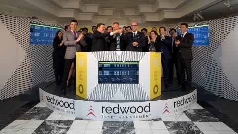 Redwood Asset Management, y compris son président Peter Shippen, au côté d'Erik Sloane, responsable du développement commercial en charge des fonds chez NEO, ouvrent le marché en l'honneur du lancement de deux nouveaux FNB Redwood, qui ont débuté leurs cotations aujourd'hui. (Photo: Business Wire)