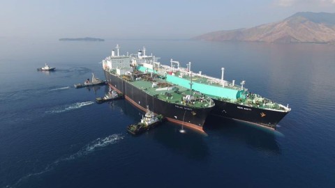 Koch Supply & Trading completes the first of multiple ship-to-ship LNG transfers with private Chinese company JOVO and Malaysian ship owner MISC. (Photo: Business Wire)