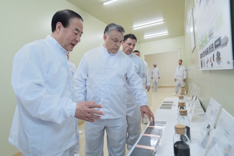 At Samsung SDI's completion ceremony for the construction of its EV battery plant held on May 29, in Goed, Hungary, Samsung SDI President Jun Young-hyun (left) is explaining lithium ion battery material to Hungarian Prime Minister Viktor Orban (middle). (Photo: Business Wire)