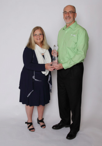 Sue Farni from the Mobile Police Department, Alabama, accepts the award from Tyler's Sandy Peters. (Photo: Business Wire)